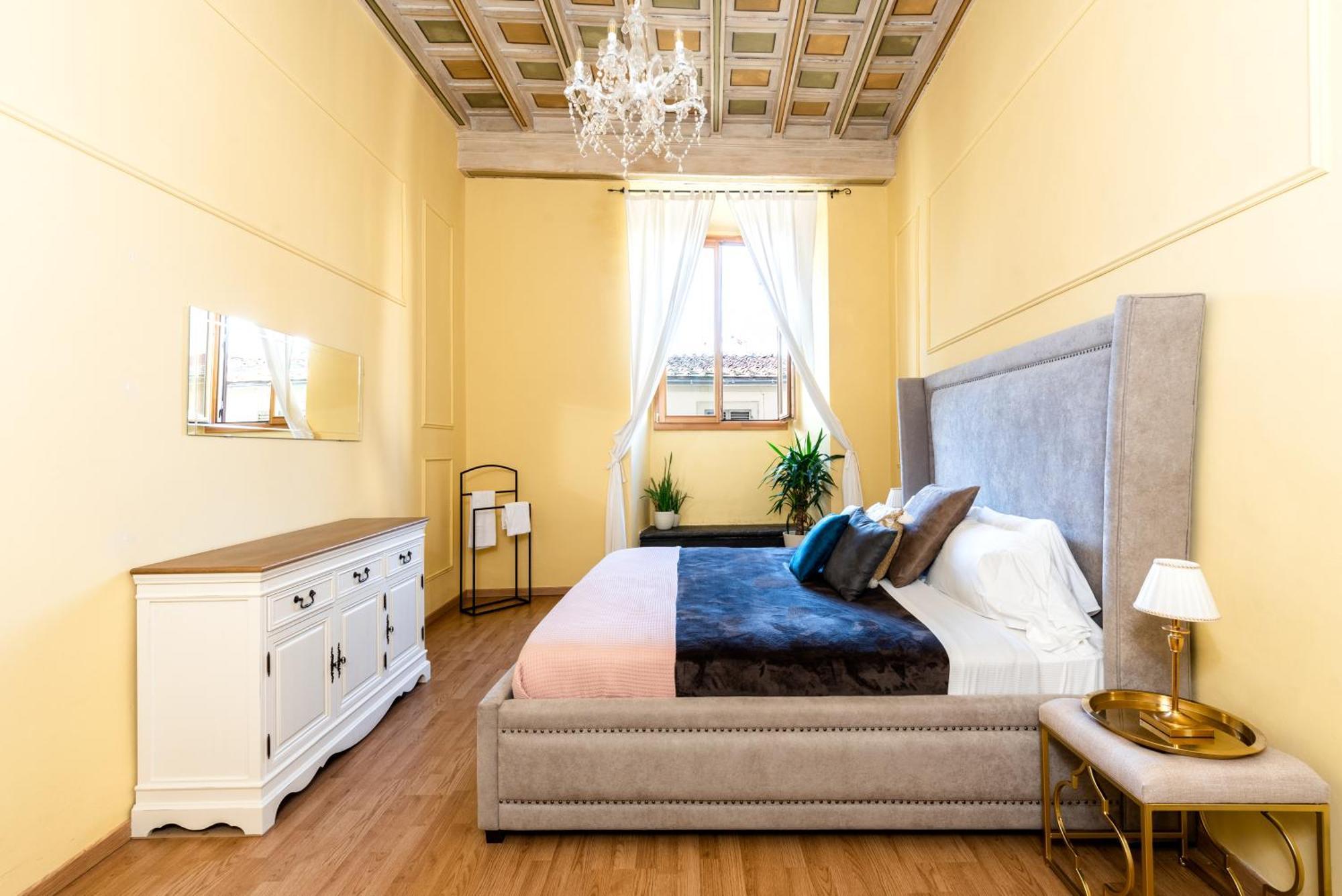 Historic Center Palace - Huge 4 Bedrooms Santa Croce Apartment - By Likehomeฟลอเรนซ์ ภายนอก รูปภาพ