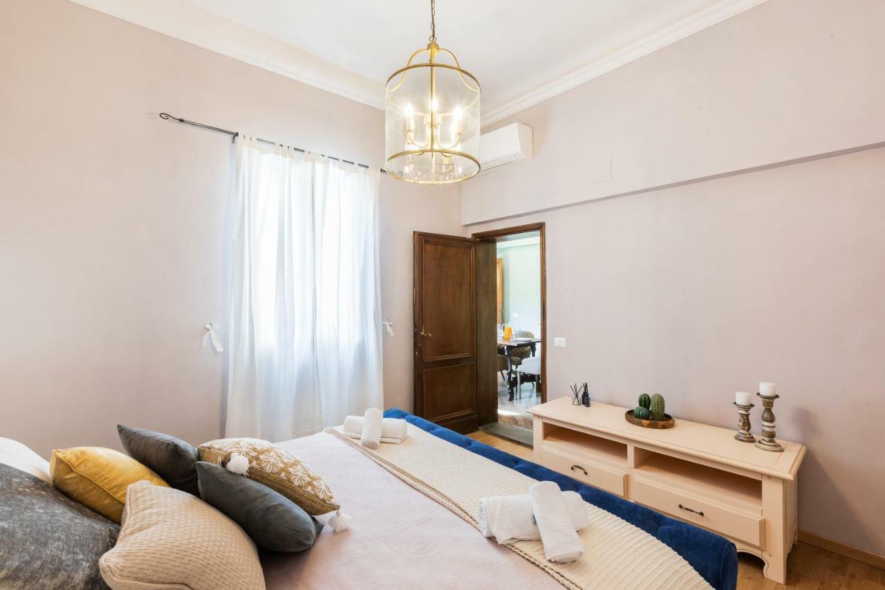 Historic Center Palace - Huge 4 Bedrooms Santa Croce Apartment - By Likehomeฟลอเรนซ์ ภายนอก รูปภาพ