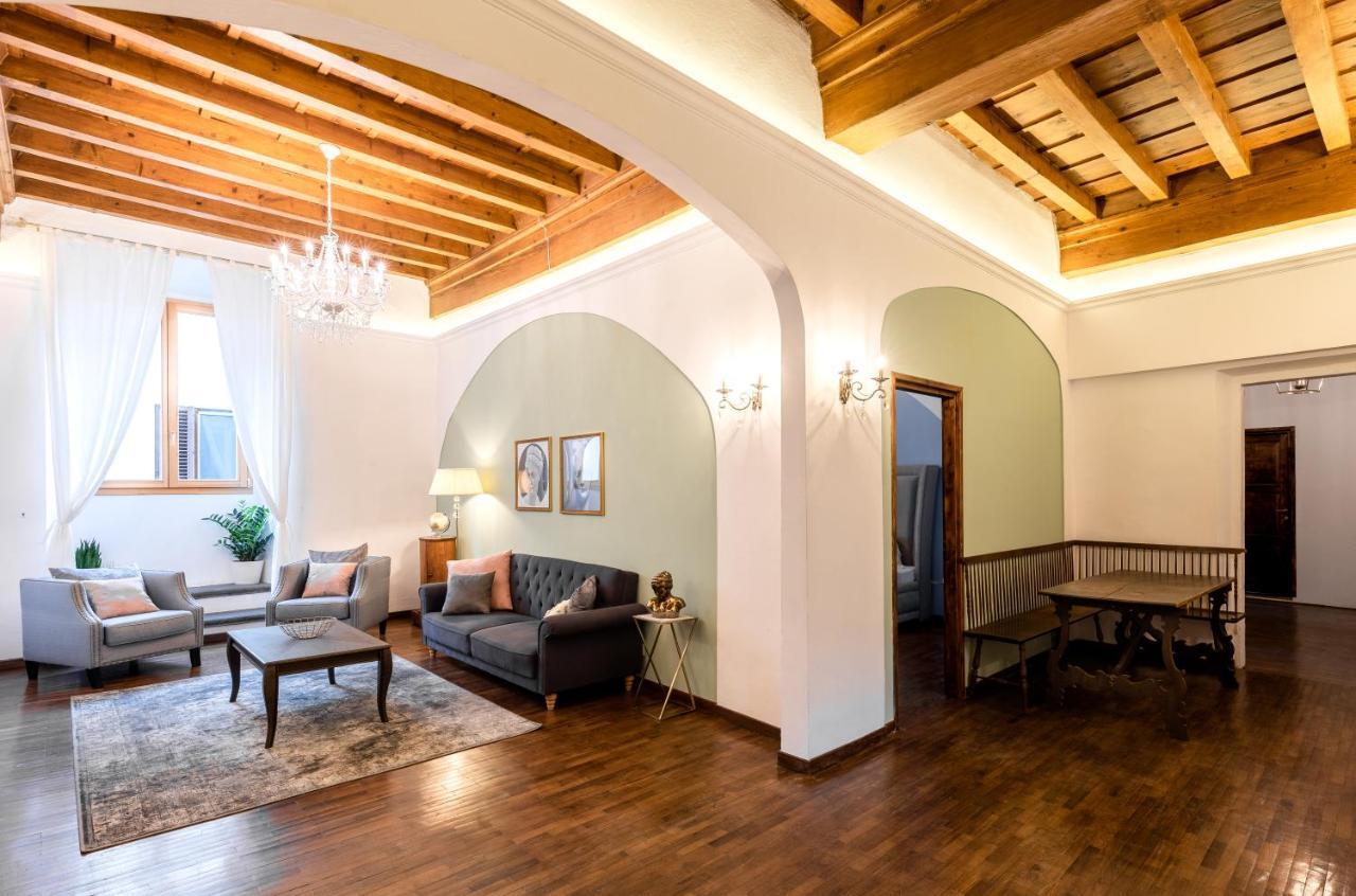Historic Center Palace - Huge 4 Bedrooms Santa Croce Apartment - By Likehomeฟลอเรนซ์ ภายนอก รูปภาพ