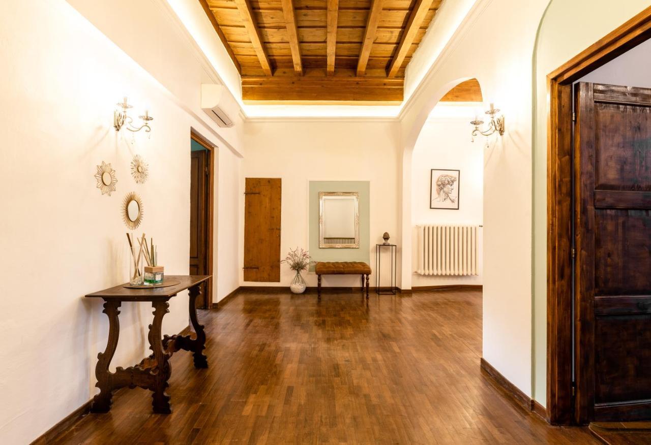 Historic Center Palace - Huge 4 Bedrooms Santa Croce Apartment - By Likehomeฟลอเรนซ์ ภายนอก รูปภาพ